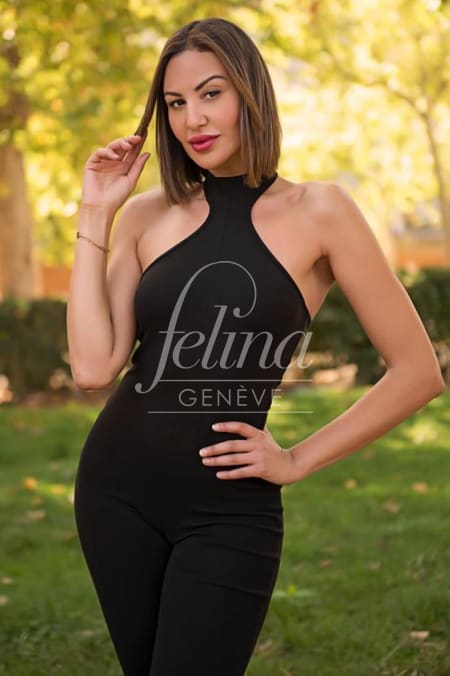 Escort Eaux Vives en vestido negro ajustado para Girlfriend Experience o GFE en Ginebra