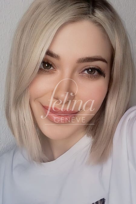 Escort blonde aux cheveux court pour Girlfriend Experience et GFE à Genève
