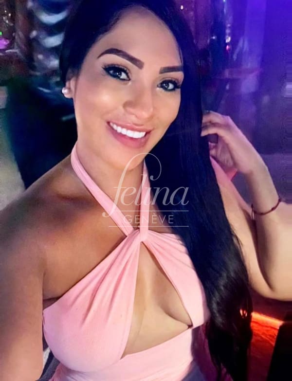 Escort girl Geneva para sexo oral, en blusa rosa, Alejandra