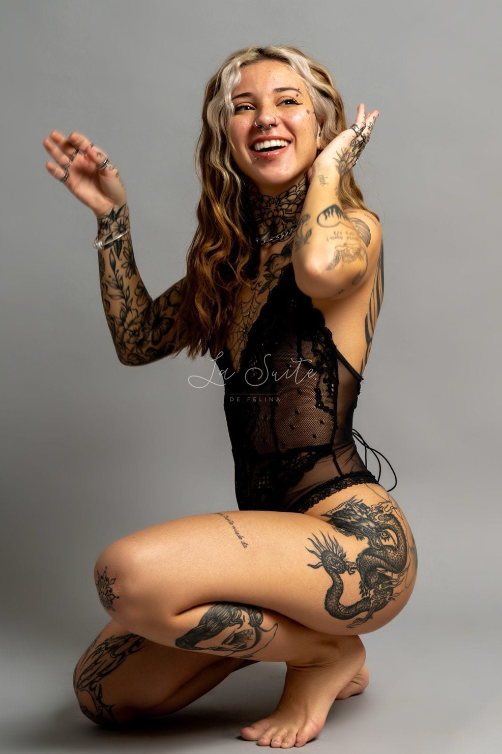 Escort bionda tatuata in lingerie nera, Franchesca
